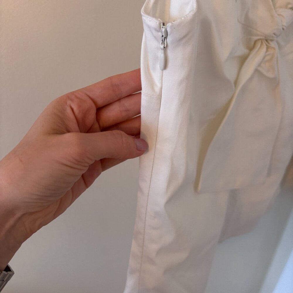 Simple White Reversible Sleeveless Blouse - Picture 4 of 5
